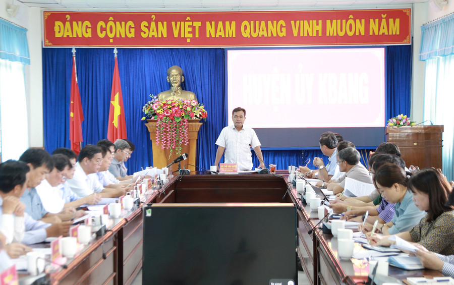 Quang cảnh buổi làm việc giữa đoàn công tác của tỉnh với Ban Thường vụ Huyện ủy Kbang. Ảnh: Tấn Linh Bí thư Tỉnh ủy làm việc với Ban Thường vụ Huyện ủy Kbang. Ảnh: Tấn Linh