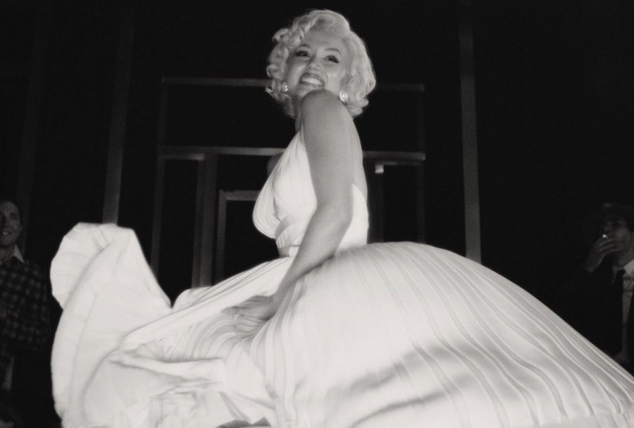 Chiếc váy trắng tung bay trong Seven Year Itch đã khiến Marilyn Monroe được tôn vinh là biểu tượng quyến rũ của Hollywood. Ảnh: NETFLIX