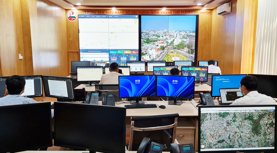 Trung tâm giám sát điều hành đô thị thông minh TP. Pleiku. Ảnh: Bá Bính Trung tâm Giám sát Điều hành đô thị thông minh tại thành phố Pleiku. Ảnh: