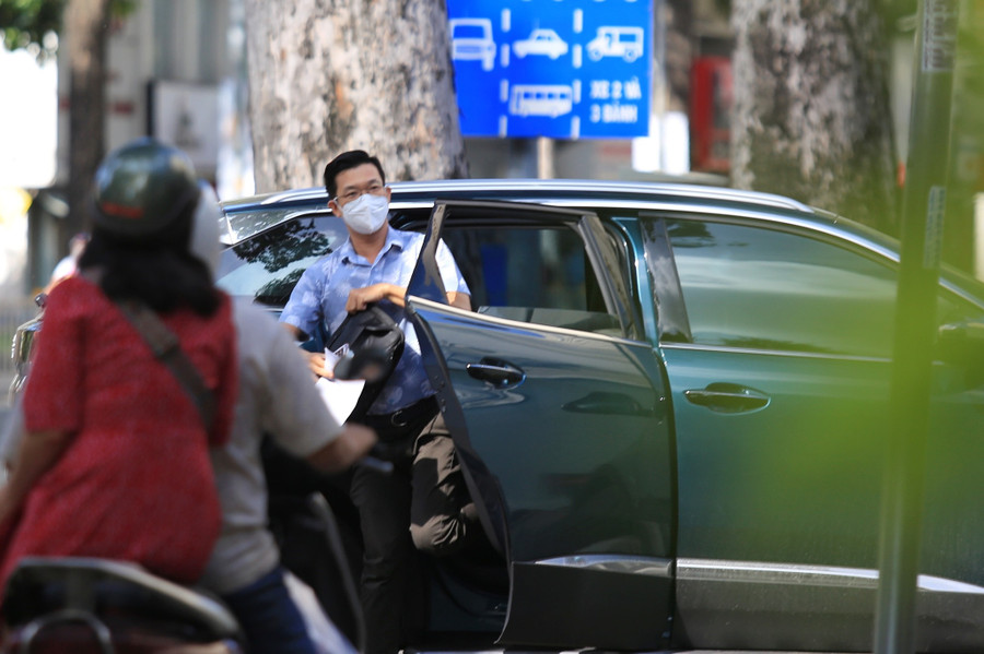 Ông Đặng Anh Quân đến trụ sở Công an TP.HCM để làm việc. Ảnh: Nhật Thịnh