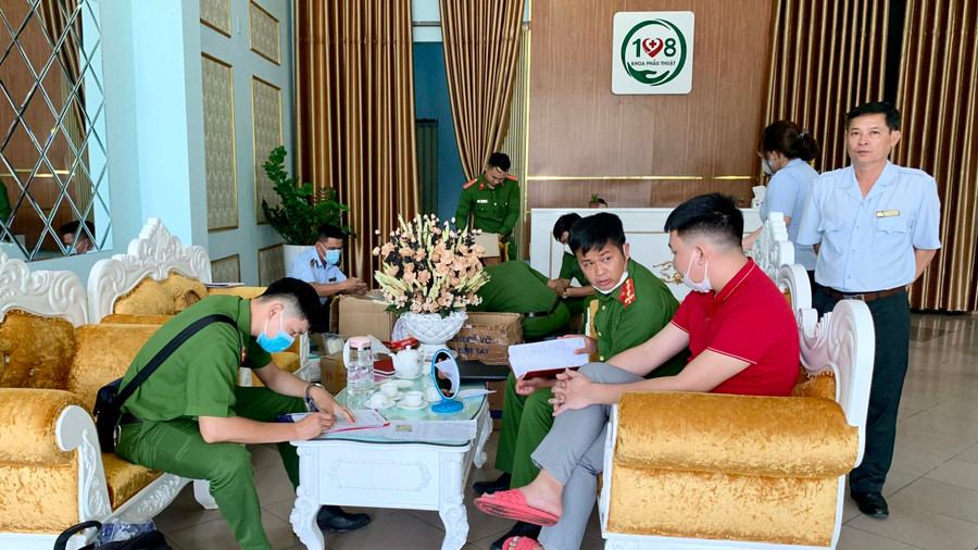 Quản lý cơ sở Hà Văn Thuyên (áo đỏ)- Viện thẩm Mỹ 108 Hà Nội- Cơ sở Gia Lai đang làm việc với đoàn kiểm tra. Ảnh: Như Nguyện