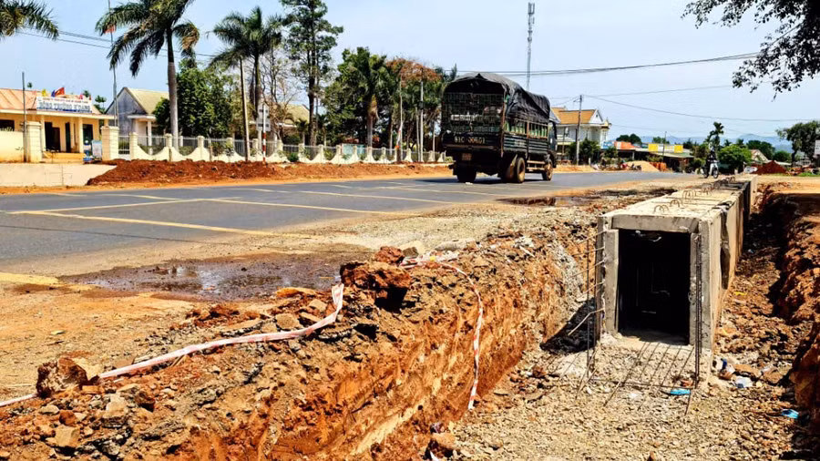 Chi cục Quản lý đường bộ III.4 đã tiến hành xử phạt đối với Công ty TNHH Hợp Tiến vì không đảm bảo ATGT khi thi công. Ảnh: Minh Nguyễn