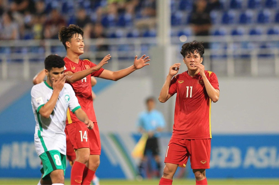 Minh Bình (bìa phải) đã có những tình huống đầy tiếc nuối. Ảnh: Lâm Thỏa