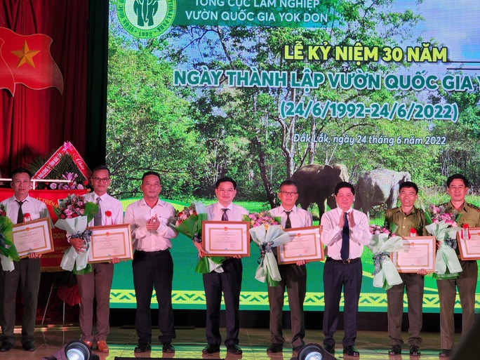 Tặng bằng khen cho tập thể, cá nhân VQG Yók Đôn hoàn thành xuất sắc nhiệm vụ