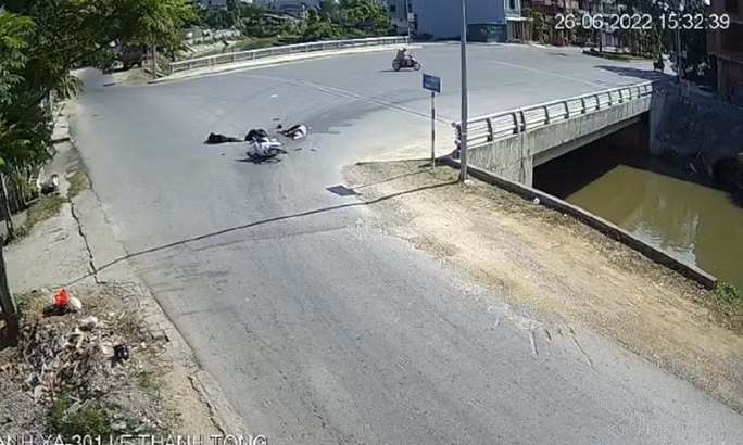  Hình ảnh 3 thanh niên đi xe máy ngã ra đường sau va chạm với xe môtô 3 bánh