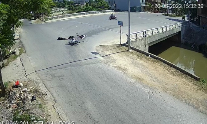  Hình ảnh 3 thanh niên đi xe máy ngã ra đường sau va chạm với xe môtô 3 bánh