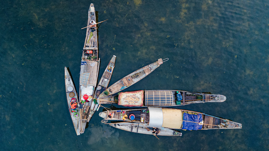 Buổi họp chợ chóng vánh, mộc mạc và nhẹ nhàng. Ảnh: Lê Hoài Nhân