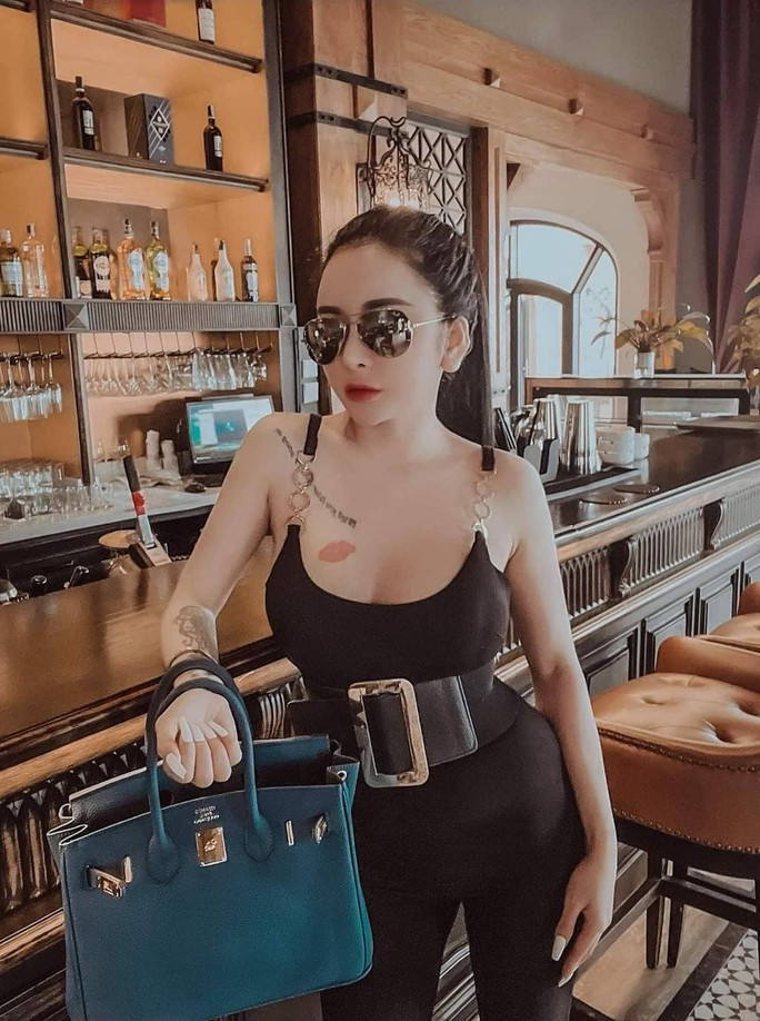 Trên mạng xã hội, Phạm Thị Hằng được biết đến như một "hot girl" sang chảnh  Trên mạng xã hội, Phạm Thị Hằng được biết đến như một