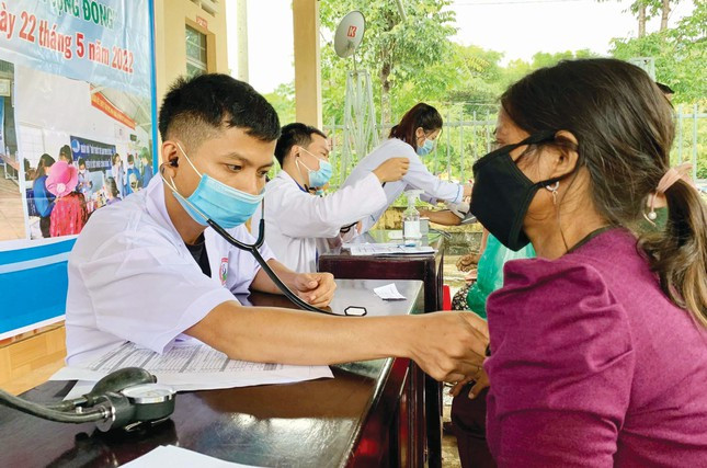 Các y, bác sĩ làm việc vất vả nhưng chế độ, lương bổng thấp là một trong những nguyên nhân chính khiến họ nghỉ việc. Ảnh: Tiền Lê Các y, bác sĩ làm việc vất vả nhưng chế độ, lương bổng thấp là một trong những nguyên nhân chính khiến họ nghỉ việc. ẢNH: Tiền Lê