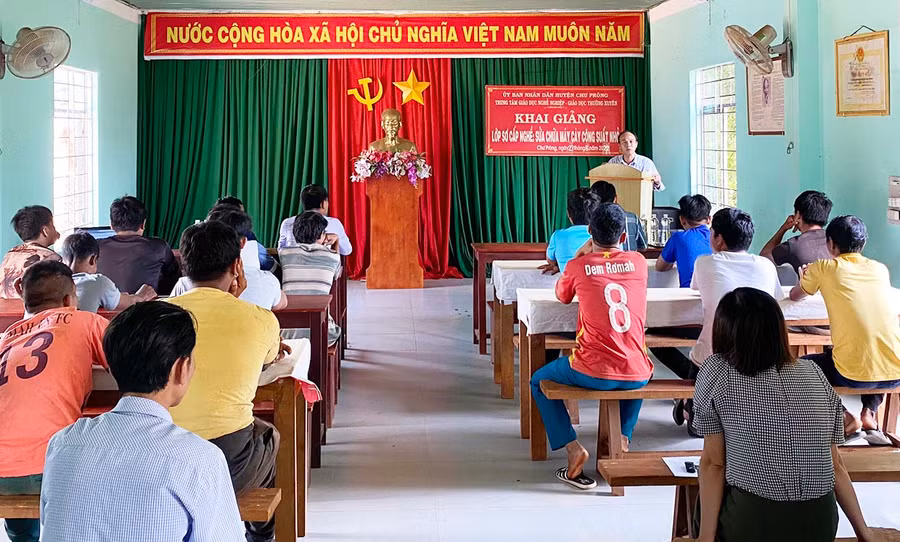 Trung tâm GDNN-GDTX huyện Chư Prông phối hợp với xã Ia Púch tổ chức lớp đào tạo sơ cấp nghề sửa chữa máy cày công suất nhỏ cho các học viên làng Chư Kó. Ảnh: Nhật Hào