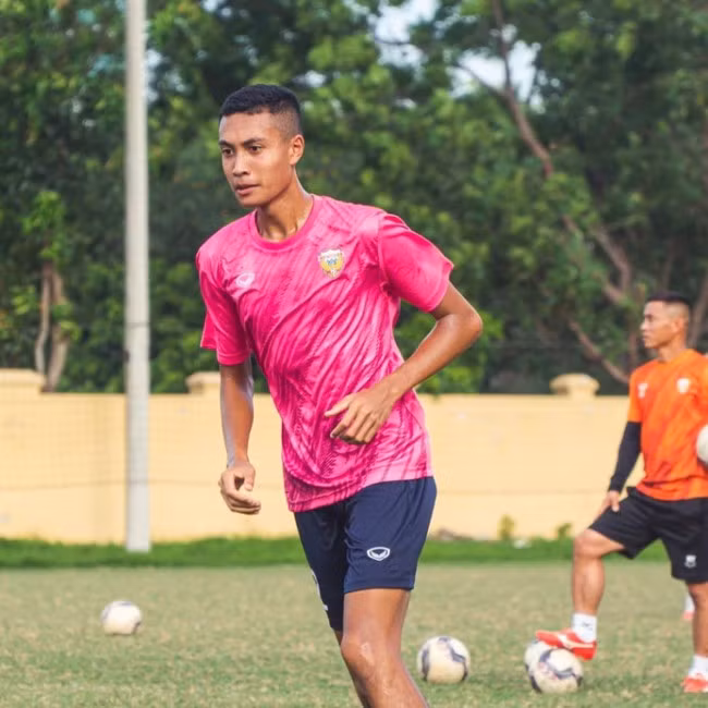 Nhưng Phi Hoàng vẫn kiên trì và đã thành công vào năm 2021. Giờ đây anh sẽ rời HAGL để sang thử việc tại Hồng Lĩnh Hà Tĩnh của HLV Nguyễn Thành Công.