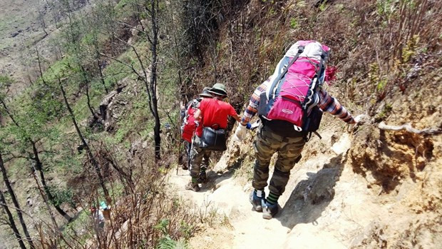 Du khách trong hành trình trình leo núi ở Bát Xát. Ảnh: Cao Hương/TTXVN phát