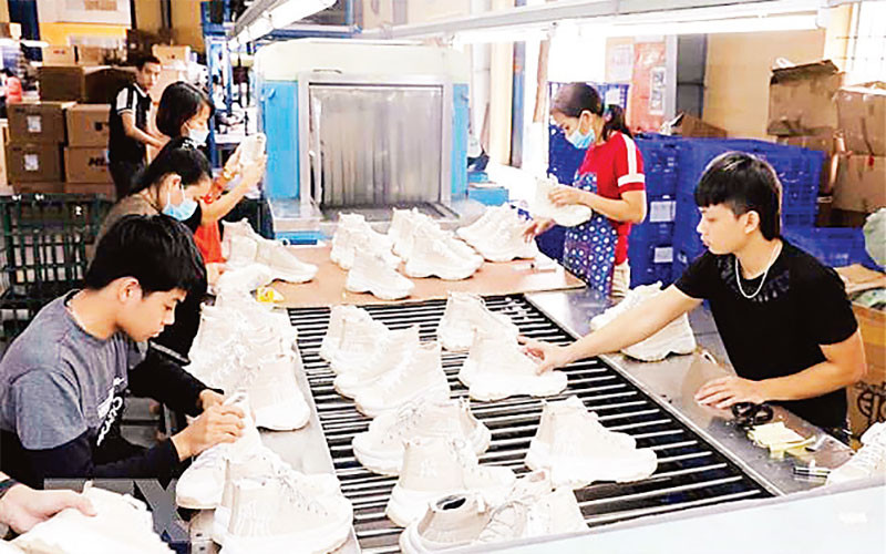 Sản xuất giày xuất khẩu sang thị trường châu Âu. Ảnh TTXVN