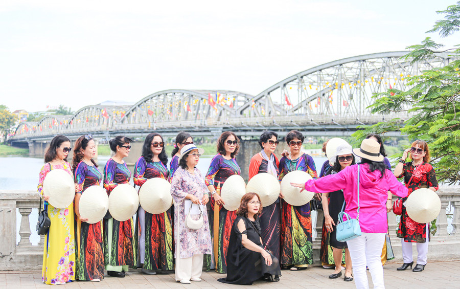 Du khách nhộn nhịp tham quan, chụp ảnh lưu niệm bên bờ sông Hương giữa đầu tháng 5. Ảnh: Lê Hoài Nhân Du khách nhộn nhịp tham quan, chụp ảnh lưu niệm bên bờ sông Hương giữa đầu tháng 5. Ảnh: Lê Hoài Nhân