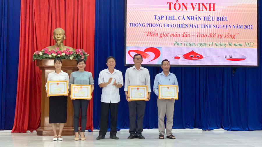 Ông Nguyễn Ngọc Ngô-Phó Chủ tịch UBND huyện Phú Thiện, Trưởng Ban Chỉ đạo vận động hiến máu tình nguyện huyện trao giấy khen cho các tập thể có thành tích xuất sắc trong phong trào hiến máu tình nguyện năm 2022. Ảnh: Vũ Chi