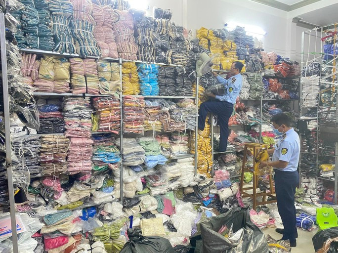  Hàng ngàn sản phẩm quần áo không rõ nguồn gốc xuất xứ