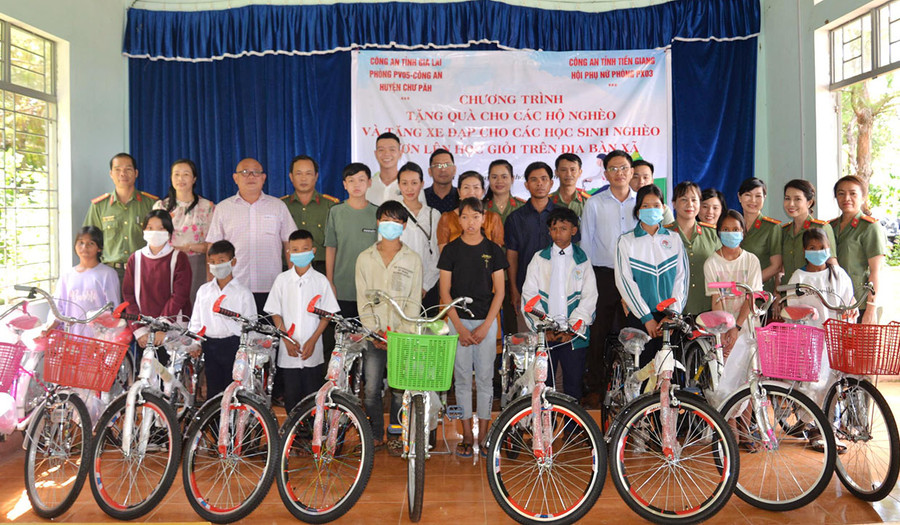  Đoàn công tác trao tặng xe đạp cho các em hoạc sinh. Ảnh: Nguyễn Hữu