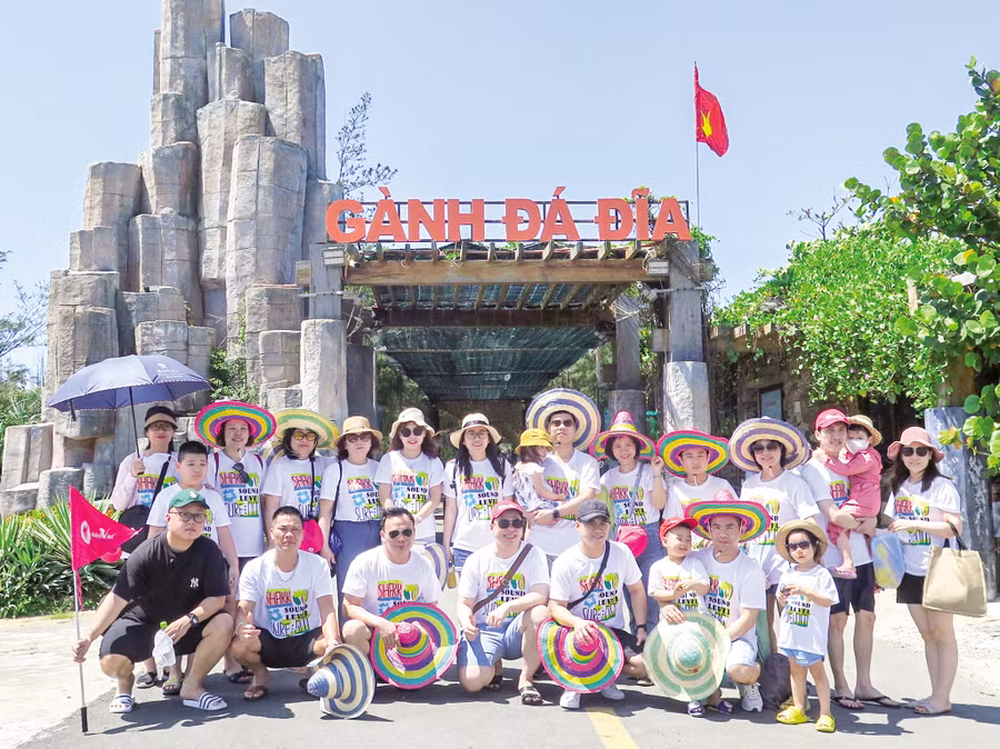 Du khách chụp ảnh lưu niệm tại danh thắng gành Đá Đĩa, Phú Yên. Ảnh: Đức Huy