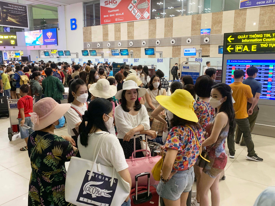 Mùa cao điểm du lịch hè, hàng nghìn du khách xếp hàng đợi làm thủ tục vào lúc 5h sáng. Ảnh: Trần Thanh Tùng