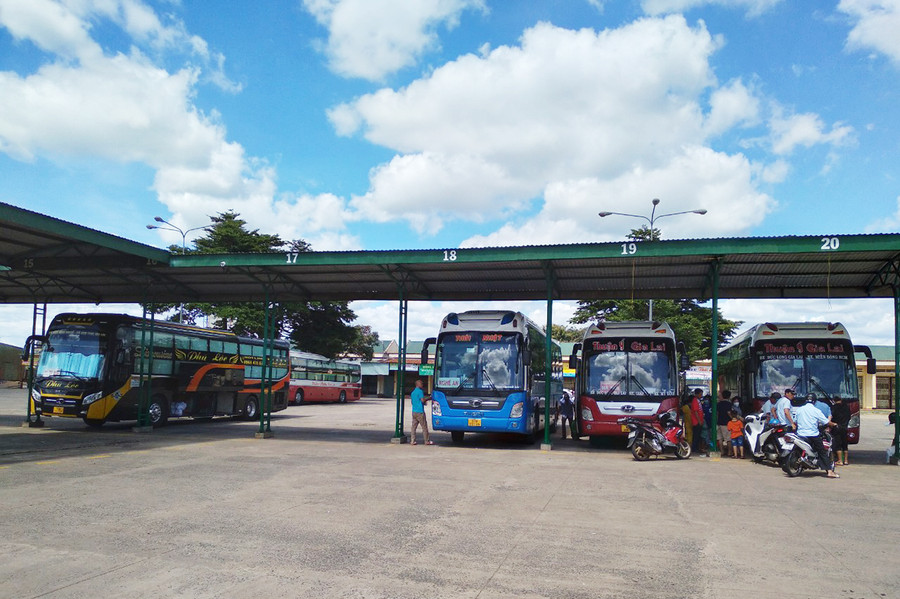  Các doanh nghiệp kinh doanh vận tải hành khách phải tăng giá vé trước áp lực giá xăng dầu tăng cao. Ảnh: Lê Anh