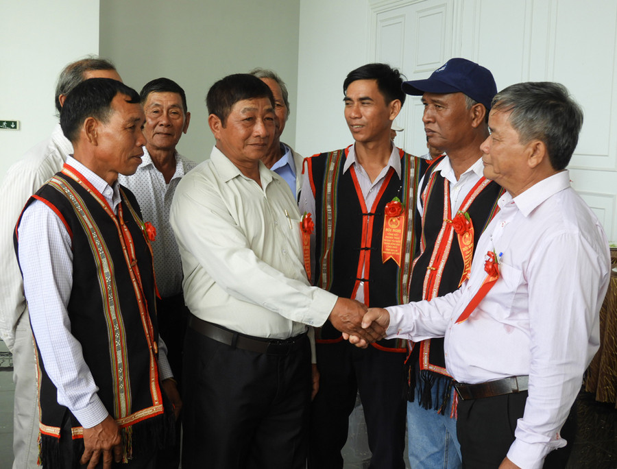 Trao đổi về công tác tuyên truyền thực hiện cuộc vận động “Toàn dân đoàn kết xây dựng nông thôn mới, đô thị văn minh”ở vùng đồng bào Công giáo. Ảnh: Thanh Nhật Trao đổi về công tác tuyên truyền thực hiện cuộc vận động “Toàn dân đoàn kết xây dựng nông thôn mới, đô thị văn minh”ở vùng đồng bào Công giáo. Ảnh: Thanh Nhật