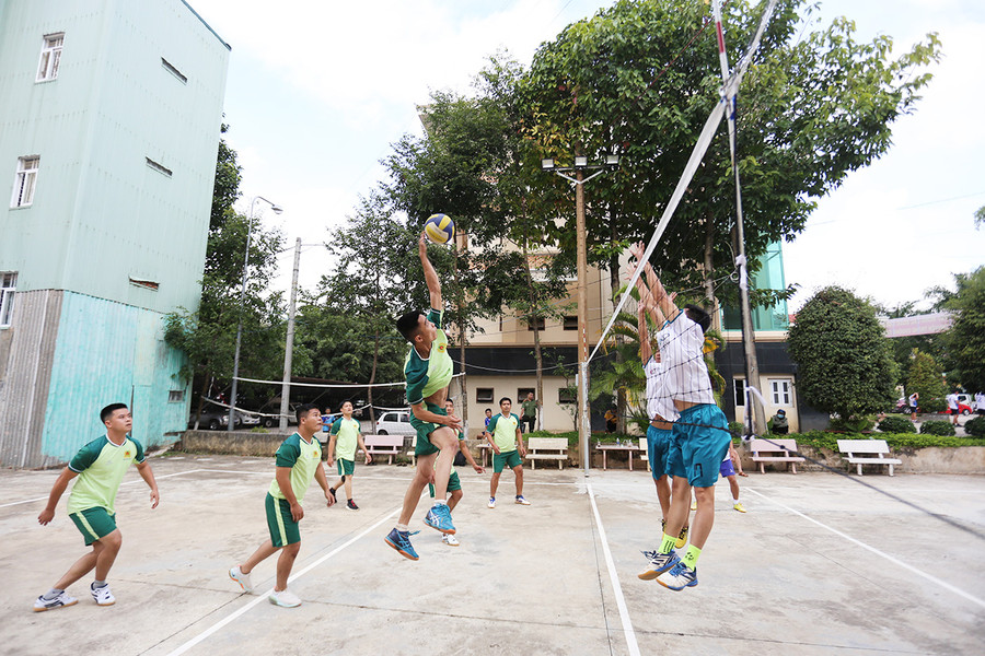  8 đội bóng tranh tài ở môn bóng chuyền nam để chọn ra 3 đội xuất sắc nhất vào vòng chung kết. Ảnh: Văn Ngọc