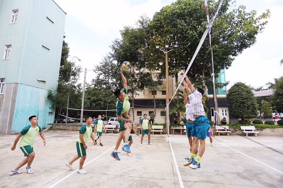  8 đội bóng tranh tài ở môn bóng chuyền nam để chọn ra 3 đội xuất sắc nhất vào vòng chung kết. Ảnh: Văn Ngọc