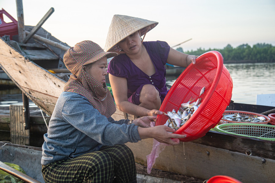 Người mua kẻ bán như đã quen từ lâu. Ảnh: Lê Hoài Nhân