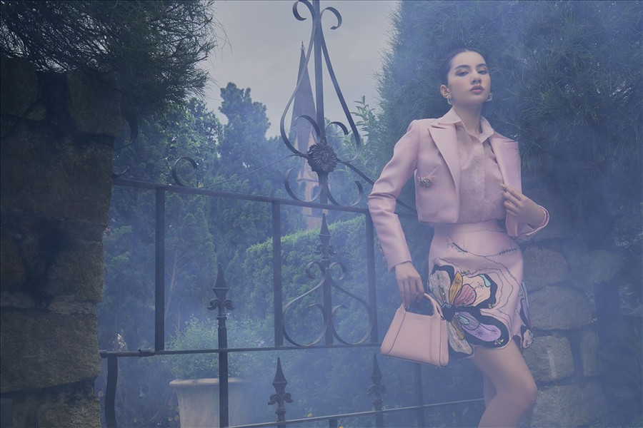 Với bộ ảnh thời trang lần này, Đỗ Long tiếp tục hợp tác với người mẫu Cẩm Đan. Nét đẹp hiện đại của người đẹp kết hợp cùng phong cách nữ tính, bay bổng của trang phục tạo nên một bộ ảnh vừa đẫm chất thơ vừa trẻ trung, năng động. Với bộ ảnh thời trang lần này, Đỗ Long tiếp tục hợp tác với người mẫu Cẩm Đan. Nét đẹp hiện đại của người đẹp kết hợp cùng phong cách nữ tính, bay bổng của trang phục tạo nên một bộ ảnh vừa đẫm chất thơ vừa trẻ trung, năng động.