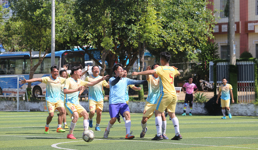  Đội bóng đá Công an huyện Chư Pưh giành vé vào chơi trận chung kết sau khi đánh bại Công an huyện Đak Đoa trên chấm penalty. Ảnh: Văn Ngọc