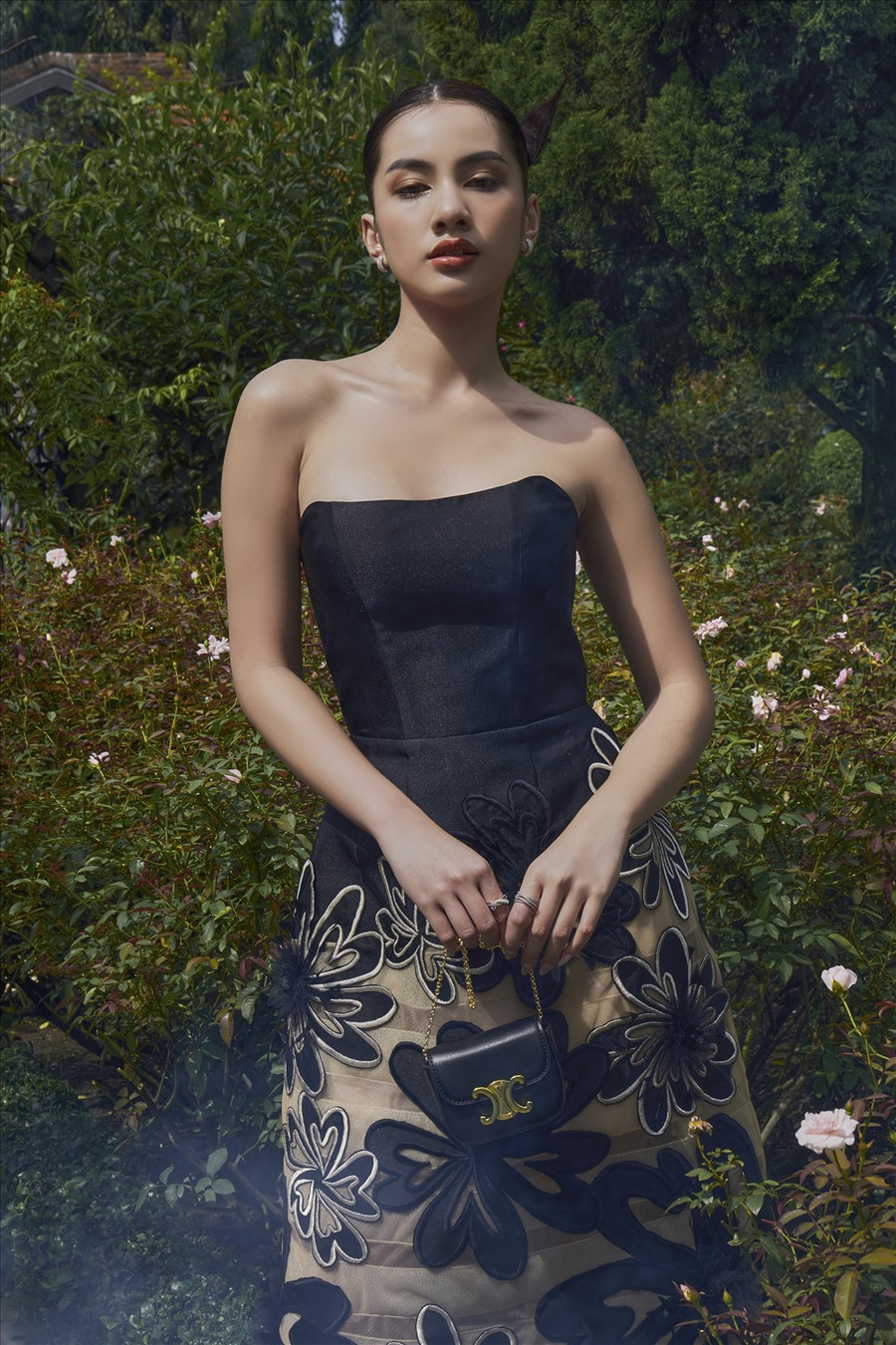 Những chi tiết cut-out, cúp ngực hay chiết eo quen thuộc vẫn được sử dụng, nhưng không tập trung khoe đường cong mà đóng vai trò tạo điểm nhấn cho trang phục. Lần này, bên cạnh các thiết kế dự tiệc cầu kỳ, Đỗ Long còn mang đến các bộ short suit, vest hoặc đầm ngắn có tính ứng dụng cao, dễ dàng kết hợp với phụ kiện trong những sự kiện quan trọng, gặp gỡ đối tác hay công sở hàng ngày.