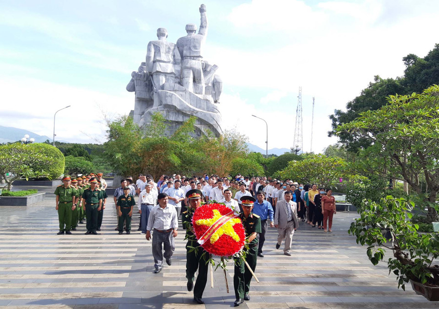 Quang cảnh lễ dâng hương. Ảnh: Tuyết Mai