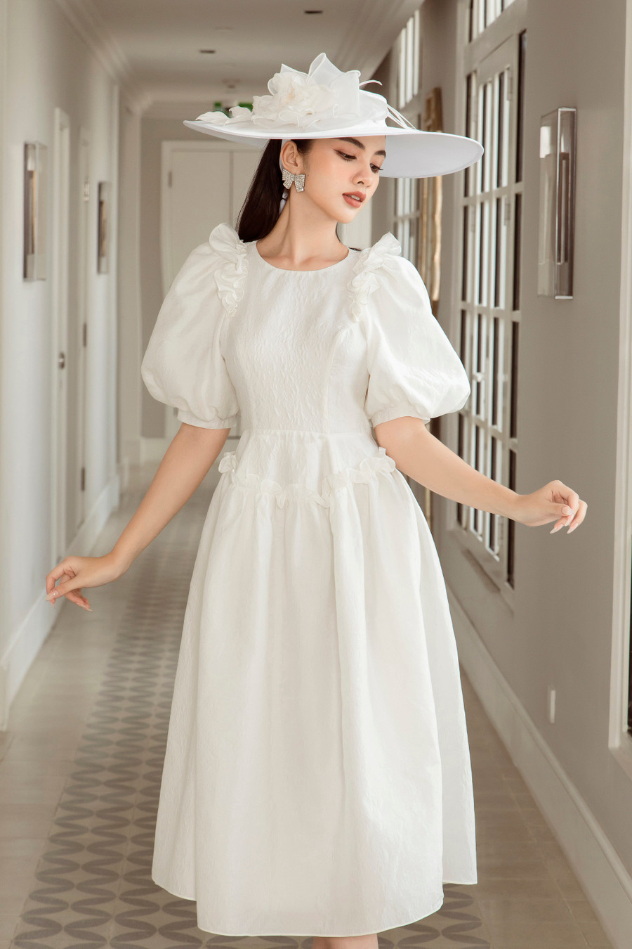 Bên cạnh đó là các mẫu đầm tay chuông được tái hiện nhưng với phần tay gọn gàng hơn.