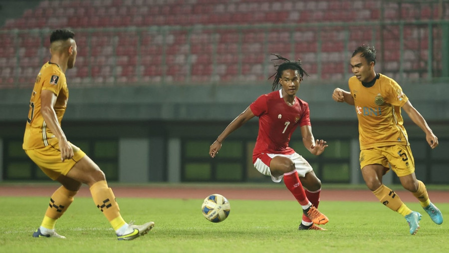 Chủ nhà U.19 Indonesia (áo đỏ) chuẩn bị cho trận ra quân gặp Việt Nam. Ảnh: PSSI