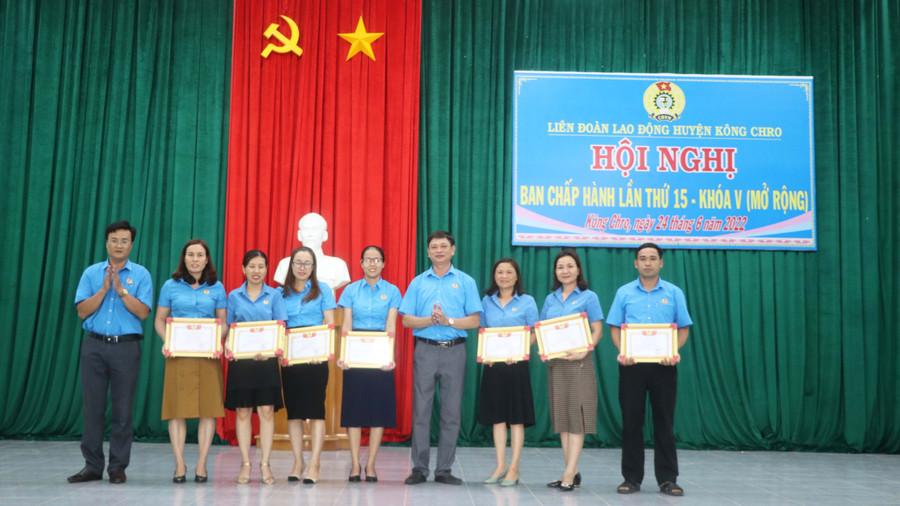 Ban Thường vụ Liên đoàn Lao động huyện tặng giấy khen cho 1 tập thể, 8 cá nhân thuộc Công đoàn khối trường học đã có nhiều thành tích xuất sắc trong phong trào thi đua và xây dựng tổ chức Công đoàn vững mạnh năm học 2021-2022. Ảnh Ngọc Minh