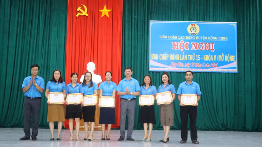 Ban Thường vụ Liên đoàn Lao động huyện tặng giấy khen cho 1 tập thể, 8 cá nhân thuộc Công đoàn khối trường học đã có nhiều thành tích xuất sắc trong phong trào thi đua và xây dựng tổ chức Công đoàn vững mạnh năm học 2021-2022. Ảnh Ngọc Minh