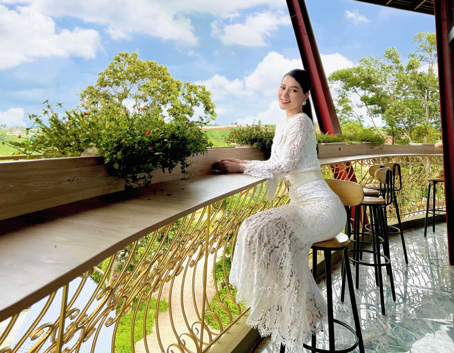  Hoàng Thị Nhung nói cũng giống như bao cô gái khác, cô đặt mục tiêu giành vương miện Miss Universe Vietnam 2022. Hơn nữa, cô khát khao được chinh phục đấu trường nhan sắc quốc tế. “Tôi biết bản thân mình còn yếu kém ở nhiều mặt nhưng tôi cũng đang cố gắng mỗi ngày để khắc phục cũng như là trau dồi mọi thứ để có thể đạt được ước mơ và khát khao của mình”, thí sinh 9X chia sẻ.