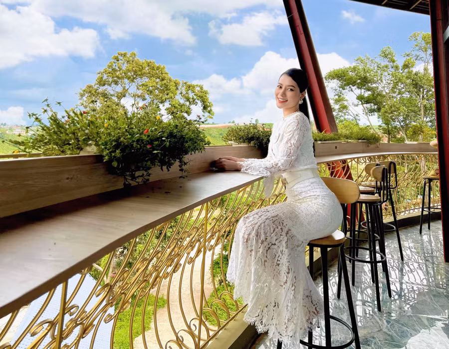  Hoàng Thị Nhung nói cũng giống như bao cô gái khác, cô đặt mục tiêu giành vương miện Miss Universe Vietnam 2022. Hơn nữa, cô khát khao được chinh phục đấu trường nhan sắc quốc tế. “Tôi biết bản thân mình còn yếu kém ở nhiều mặt nhưng tôi cũng đang cố gắng mỗi ngày để khắc phục cũng như là trau dồi mọi thứ để có thể đạt được ước mơ và khát khao của mình”, thí sinh 9X chia sẻ.