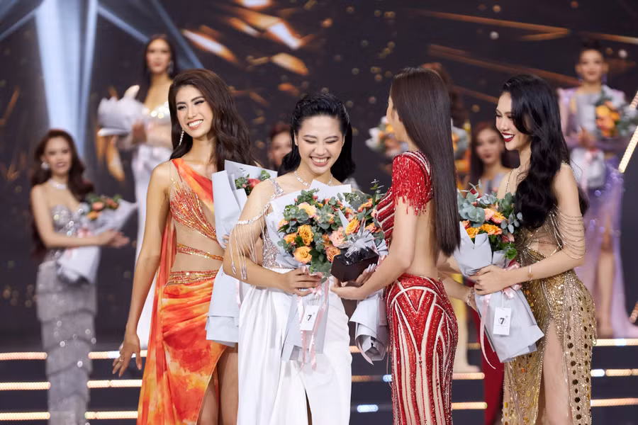 Phương Thảo thắng giải Đại sứ di sản văn hóa thuộc phần thi Người đẹp bản lĩnh. Cô được xem là thí sinh đặc biệt khi từng có thời điểm nặng 70kg. Tuy nhiên, sự tự tin và nỗ lực đã giúp nữ biên tập viên tỏa sáng trên sân khấu Hoa hậu Hoàn vũ Việt Nam. Hiện tại, cô cao 1,7m, số đo ba vòng 93-69-101. Ảnh: BTC