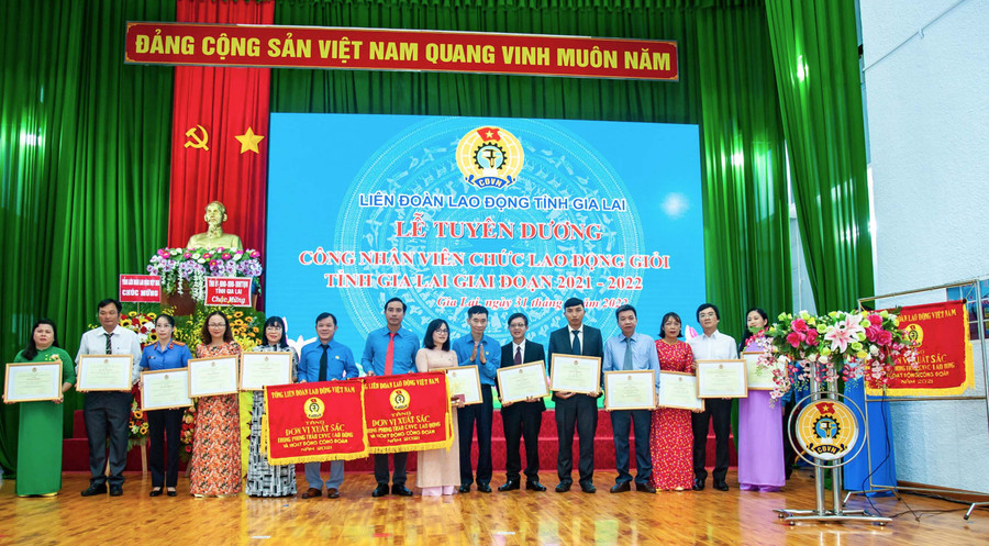 Chị Lê Thị Loan (thứ 8 từ trái qua) vinh dự được Tổng LĐLĐ Việt Nam trao bằng sáng kiến tại lễ tuyên dương công nhân viên chức lao động giỏi, giai đoạn 2021-2022. Ảnh: Đinh Yến