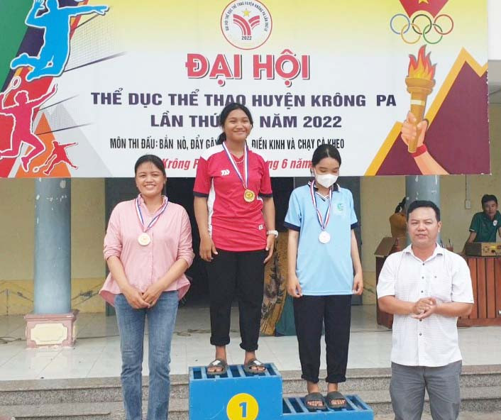 Ông Ngô Đức Mạo-Giám đốc Trung tâm Văn hóa, Thông tin và Thể thao huyện, trao huy chương cho các VĐV đạt thành tích cao. Ảnh: Lê Nam Ông Ngô Đức Mạo-Giám đốc Trung tâm Văn hóa, Thông tin và Thể thao huyện, trao huy chương cho các VĐV đạt thành tích cao. Ảnh: Lê Nam