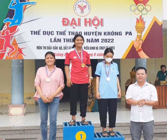 Ông Ngô Đức Mạo-Giám đốc Trung tâm Văn hóa, Thông tin và Thể thao huyện, trao huy chương cho các VĐV đạt thành tích cao. Ảnh: Lê Nam
