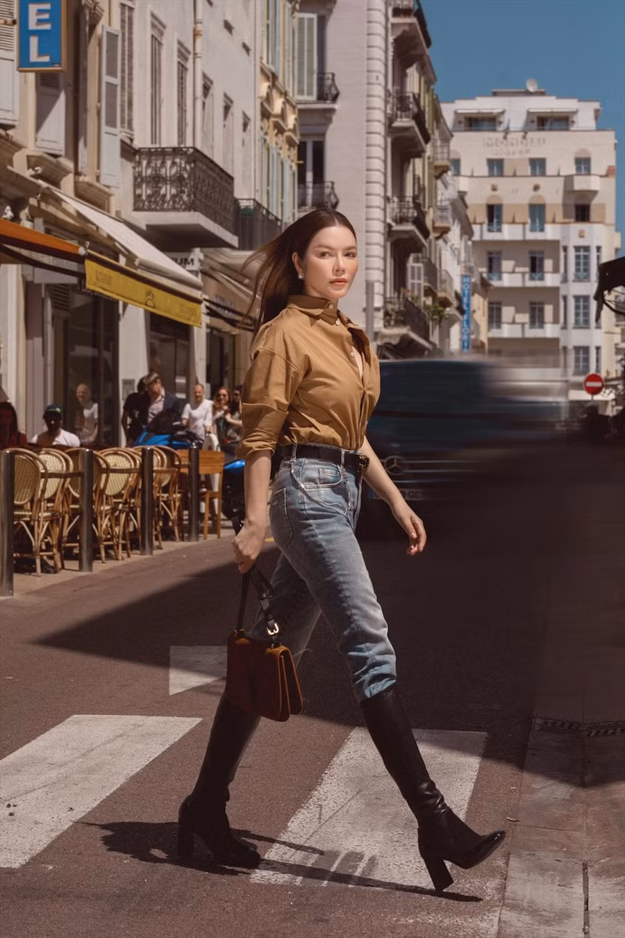 Kiểu kết hợp này giúp Lý Nhã Kỳ khoe vóc dáng thon gọn và toát ra vẻ bụi bặm, cá tính. Kiểu kết hợp này giúp Lý Nhã Kỳ khoe vóc dáng thon gọn và toát ra vẻ bụi bặm, cá tính.