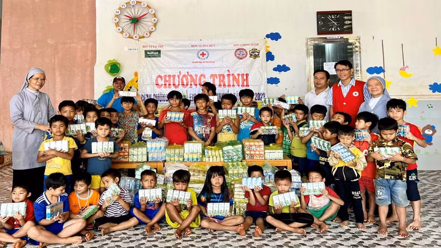 Các đơn vị đến thăm và trao sữa cho trẻ em ở Mái ấm Thiên Ân. Ảnh: Anh Huy