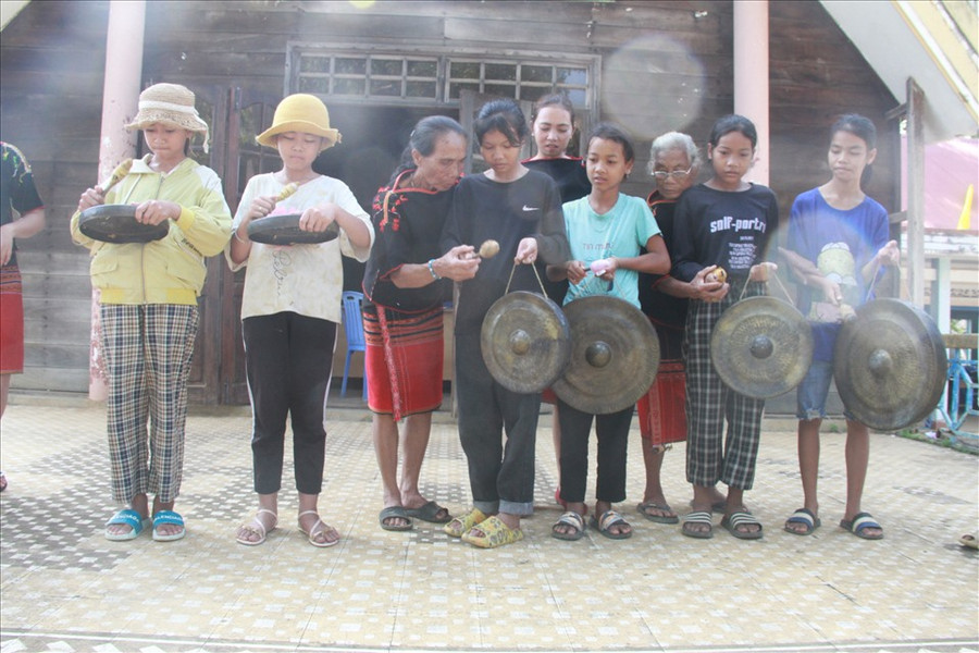 Các bạn trẻ ở buôn làng tham gia các lớp dạy đánh cồng chiêng. Ảnh: L.H