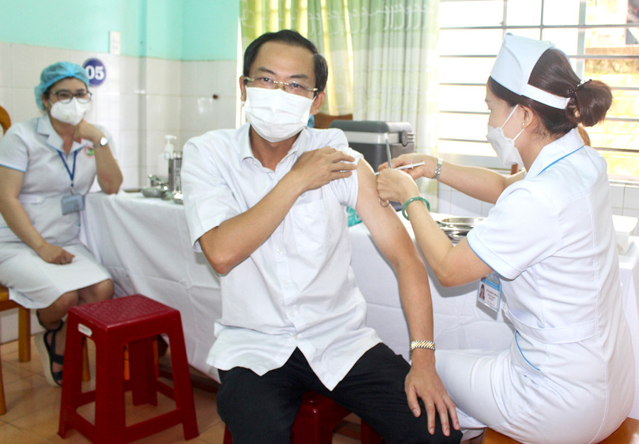  Ủy viên Ban Thường vụ Tỉnh ủy, Phó Chủ tịch Thường trực UBND tỉnh Đỗ Tiến Đông tiêm vắc xin phòng Covid-19 mũi 4. Ảnh: Phan Lài