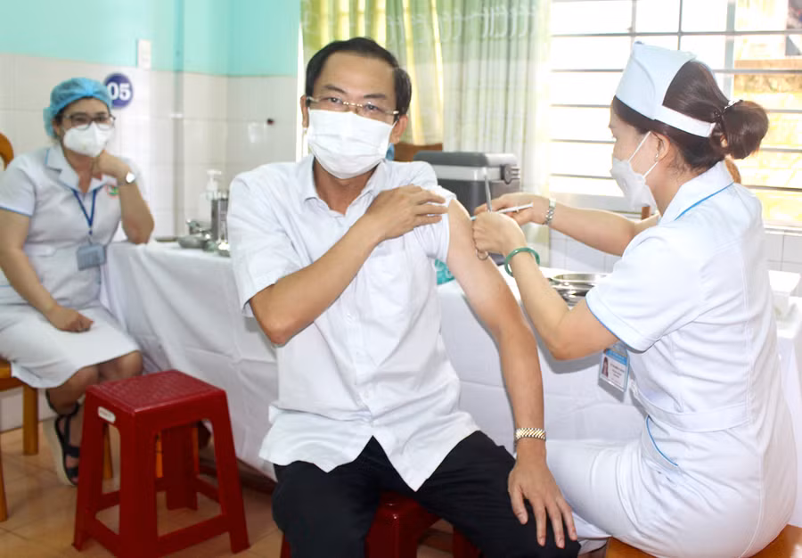  Ủy viên Ban Thường vụ Tỉnh ủy, Phó Chủ tịch Thường trực UBND tỉnh Đỗ Tiến Đông tiêm vắc xin phòng Covid-19 mũi 4. Ảnh: Phan Lài