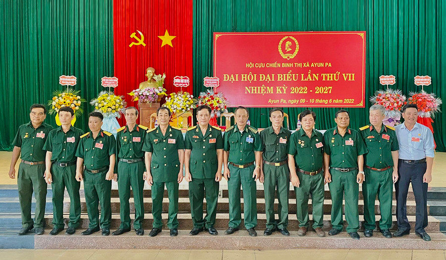 Ban Chấp hành Hội CCB thị xã Ayun Pa khóa VII ra mắt Đại hội. Ảnh: Nguyễn Sang Ban Chấp hành Hội CCB thị xã khóa VII ra mắt Đại hội. Ảnh: Nguyễn Sang