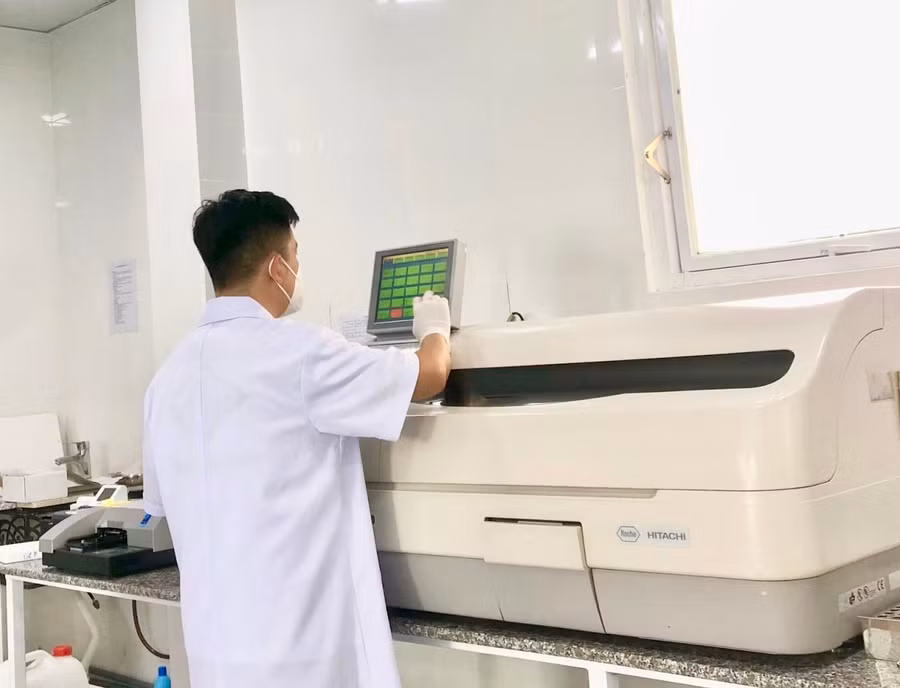 Việc xét nghiệm ký sinh trùng (giun sán) tại Trung tâm Xét nghiệm Y khoa Medilab Gia Lai (69 Hùng Vương, TP. Pleiku) thực hiện nhanh chóng, trả kết quả sớm, chính xác trong vòng 45 phút. Ảnh: Như Ý