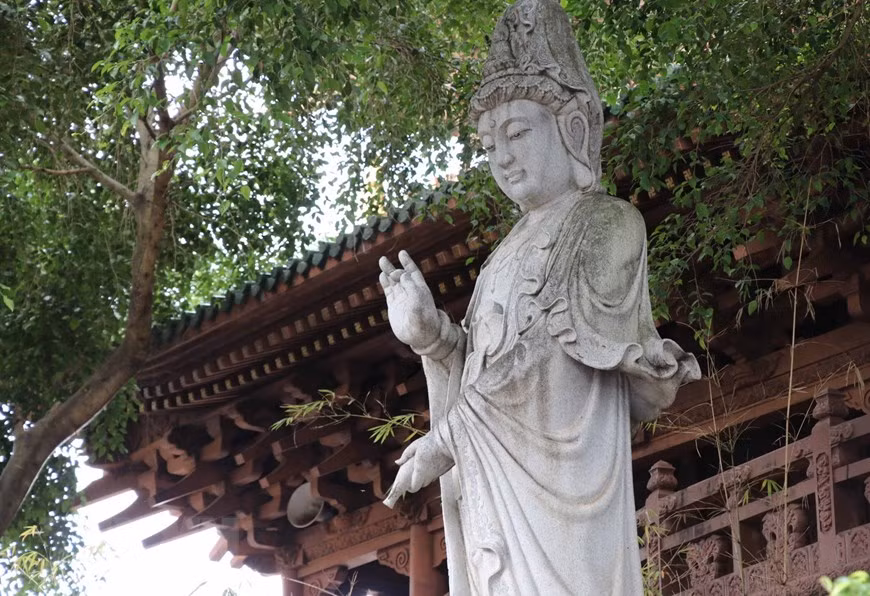 Tượng Bồ Tát ngay cổng vào của chùa Minh Thành. Ảnh: Hồng Điệp/TTXVN